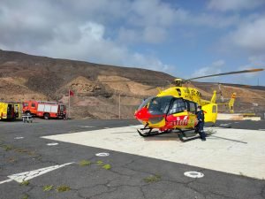 Archivbild: Rettungshubschrauber, Feuerwehr und Rettungswagen auf einer Landefläche