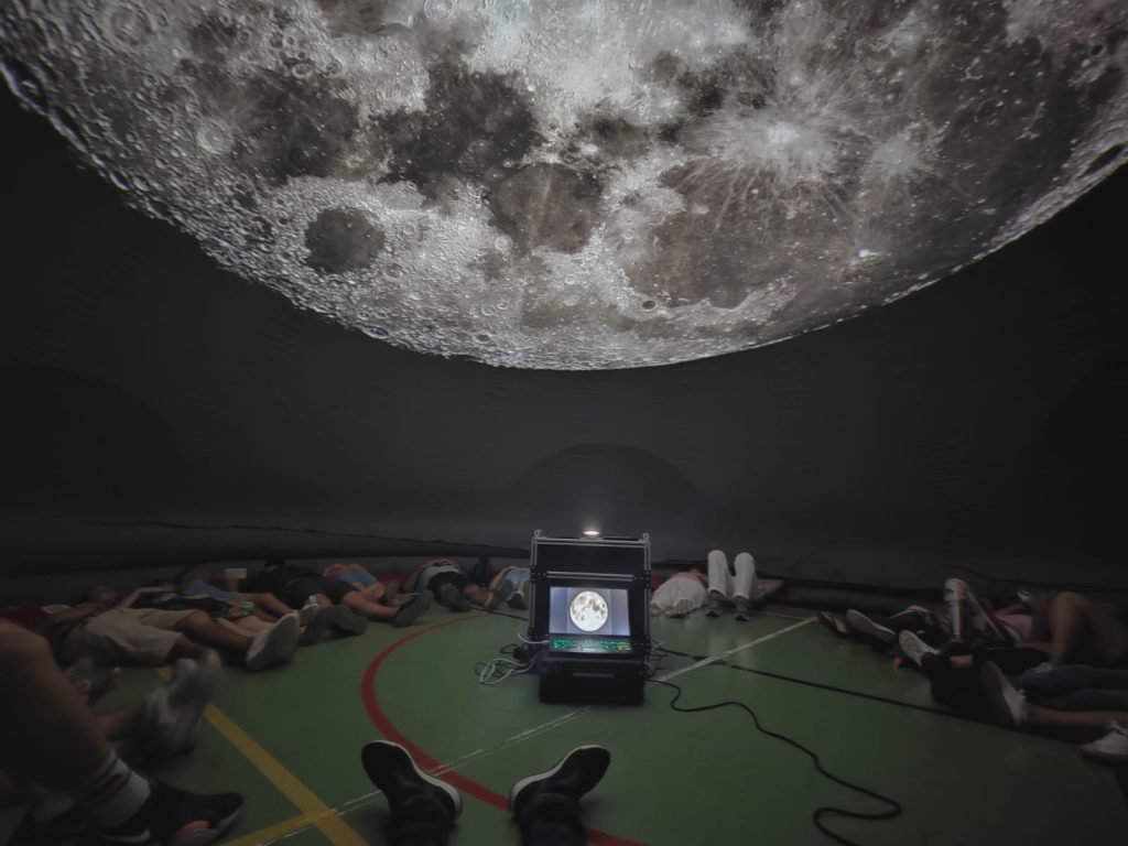 Installation eines mobilen Planetariums