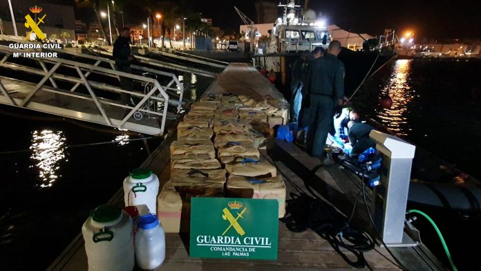Schlauchboot mit Haschisch abgefangen