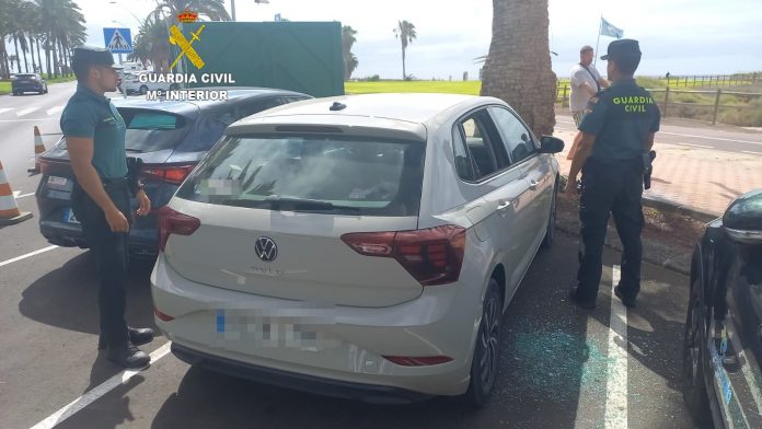 Beamte der Guardia Civil retten Baby aus Fahrzeug in Jandía