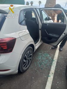 Beamte der Guardia Civil retten Baby aus Fahrzeug in Jandía