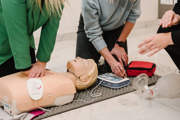 Defibrillator richtig anwenden: So retten Sie Leben