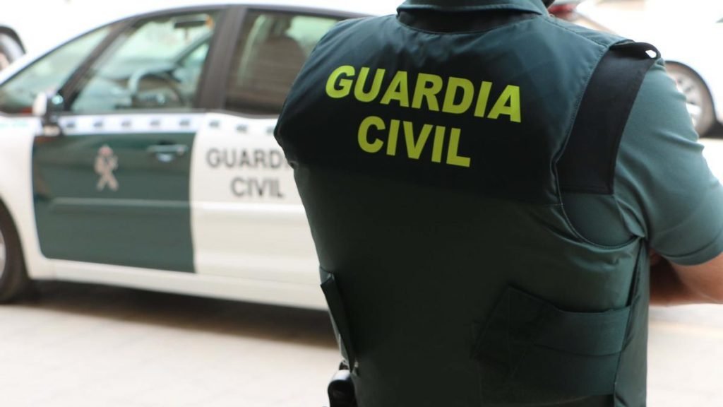 Gefälschte Pässe und Kreditkarten - zwei Personen verhaftet