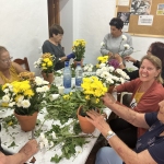 senioren-verschoenern-friedhoefe-mit-blumenschmuck