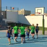 El-Tamobasket-de-Antigua-anima-a-jugar-al-baloncesto-con-el-equipo-1