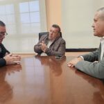 Encuentro-del-alcalde-y-concejal-con-representante-de-Limpiaventura-1