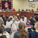 Rund 100 Schüler Antiguas besuchen das Rathaus