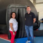 Schüler erkunden ein Planetarium in Pájara