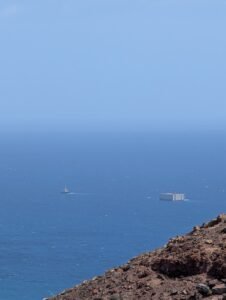 Schlepper mit Beton-Caisson vor Fuerteventura