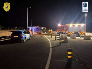 LKW-Unfall auf der FV-20 sorgt für nächtliche Straßensperrung