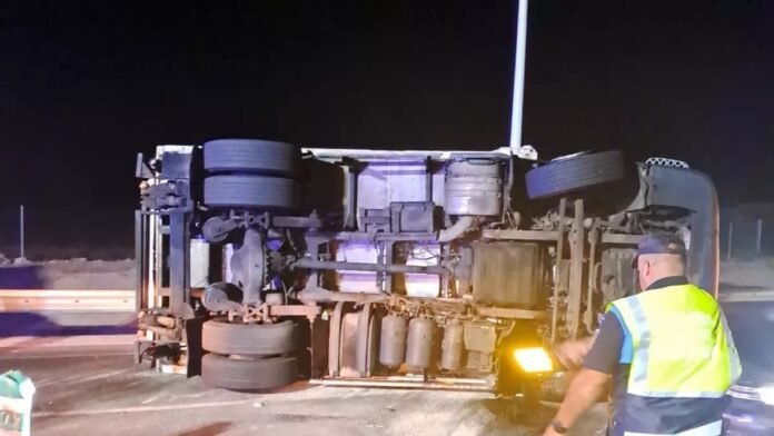 LKW-Unfall auf der FV-20 sorgt für nächtliche Straßensperrung