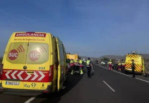 Rettungswagen des SUC, Feuerwehr und Polizei an der Unfallstelle auf der FV-2