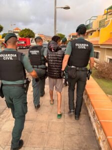 Beamte der Guardia Civil führen einen Festgenommenen über einen Gehweg auf Fuerteventura Raubüberfall auf Paar: Vier Festnahmen in Caleta de Fuste